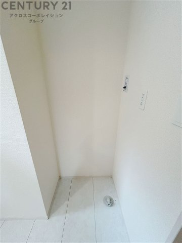 洗濯物の仕分け作業がしやすく、整理整頓が容易になります。洗濯音や湿気を他の部屋に持ち込まず、生活環境を快適に保ちます。上部を活用すれば収納スペースを確保でき洗剤や洗濯用品の整理もしやすくなります。