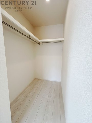 収納力が高く洋服や小物を整理しやすく、更衣室のように使え、部屋がすっきり保てます。収納の配置を自由に調整でき、換気性が良く防湿・防虫対策も可能。快適で機能的な生活空間を実現できます♪