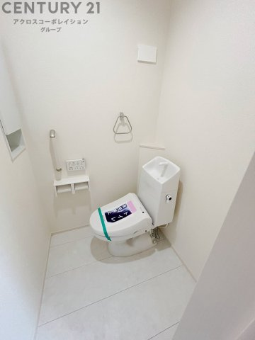 温水洗浄便座付トイレは温水洗浄機能により、暖かい水でおしりを洗浄することができ、冷たい水を使う従来の便座に比べ、温水洗浄機能で暖かいトイレを提供し、快適な使用を可能にします。