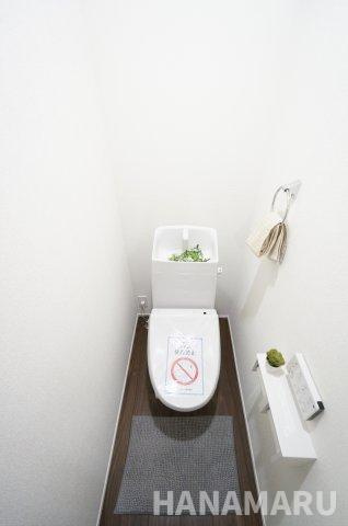 新築　千葉市緑区越智町01期のトイレ|平屋の中にトイレを2カ所配置。写真はそのうちの1カ所です。間取り図で設置位置を確認し、ご家族や来客時の使い方をイメージできます。
