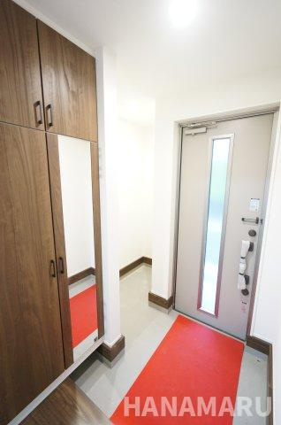 新築　千葉市緑区越智町01期の玄関|玄関のシューズインクローク。靴以外にも置きたい物がある方は、入口の幅や棚の配置を現地で確認すると、使い方を具体的に考えられます。
