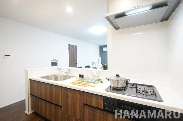 新築　千葉市緑区越智町01期のキッチン|対面式のシステムキッチン。調理スペースに加え、冷蔵庫・食器棚の置場やコンセントの位置も、見学で確かめたいポイントです。