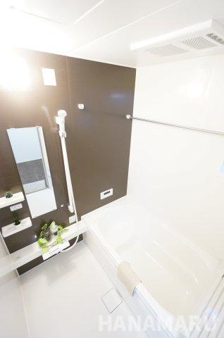 新築　千葉市緑区越智町01期の浴室|窓のある浴室。浴槽や洗い場の広さ、出入りのしやすさは、写真と実際の感覚を比べてご確認いただけます。