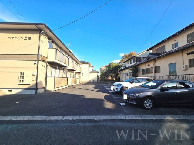 パナハイツ上原の駐車場