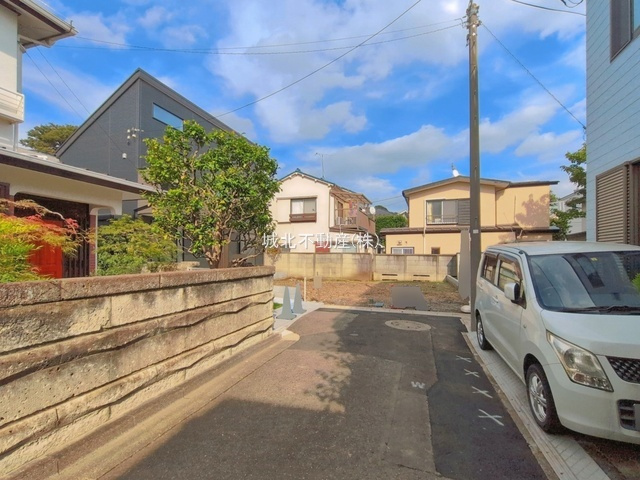 練馬区石神井台1丁目 全3棟 A号棟の前面道路含む現地写真|前面道路南西側約4.0ｍ道路に面する立地
