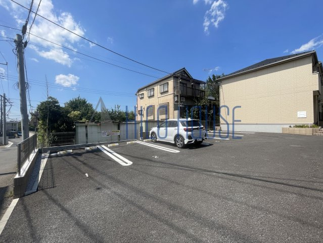 ラルーチェの駐車場