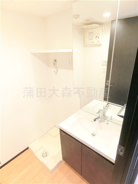 SPコート大森町の洗面所|洗面脱衣所　独立洗面台　棚付きの洗濯機置き場