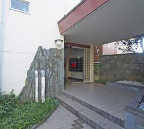 三田綱町ハイツのエントランス