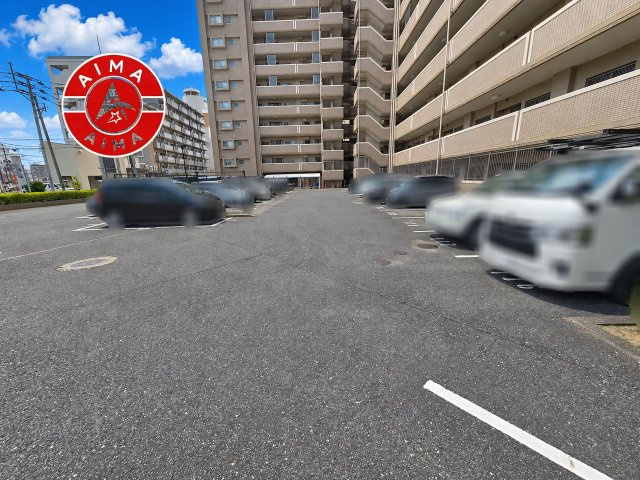 コアマンション和白丘ネクステージA棟の駐車場|ゆったりとしたスペースがある駐車場です。