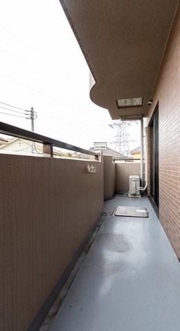 稲城市東長沼の賃貸マンションのバルコニー