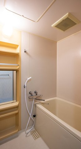稲城市東長沼の賃貸マンションの浴室