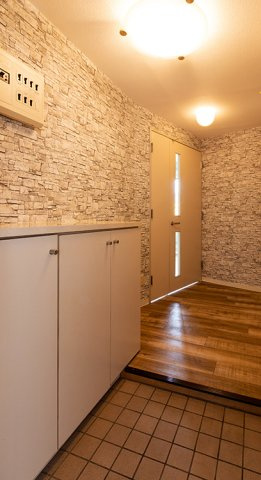 稲城市東長沼の賃貸マンションの玄関