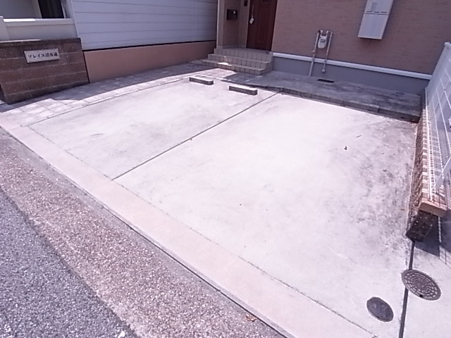 ソレイユ清水通の駐車場