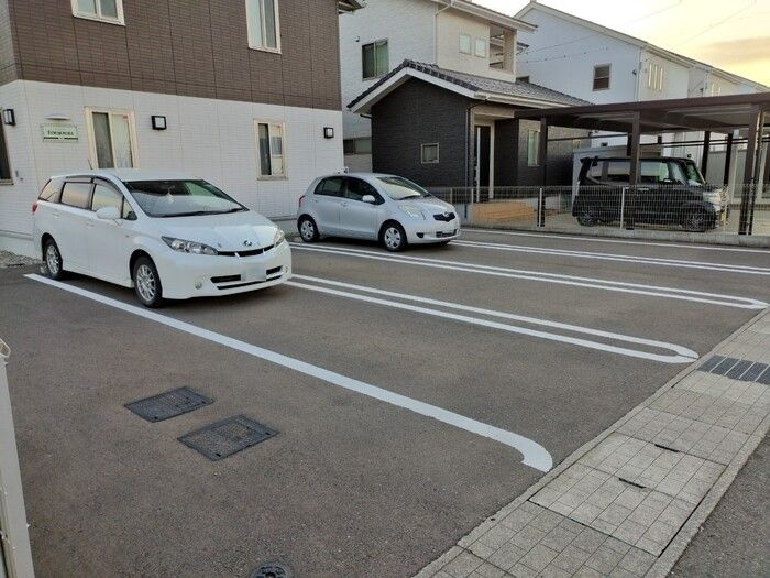 Toujors （トゥージュール）　A棟の駐車場