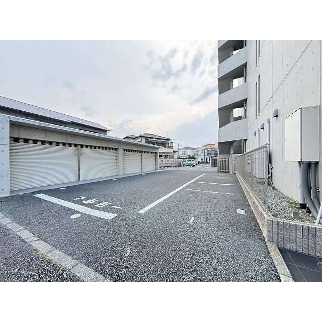 ディルッソ西間門の駐車場