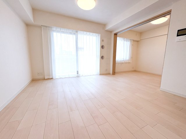 ライオンズシティ東京根岸の居間・リビング|ライオンズシティ東京根岸：引き戸を開ければ開放感のあるゆったりとしたリビング空間ができます！