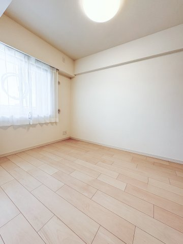 ライオンズシティ東京根岸の洋室|ライオンズシティ東京根岸：約５．０帖の洋室には窓が付いています！