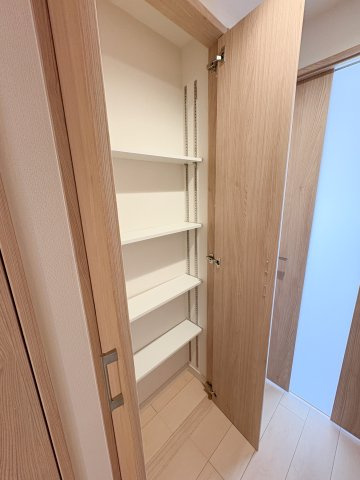 ライオンズシティ東京根岸の収納|ライオンズシティ東京根岸：廊下側に設置された収納画像です！