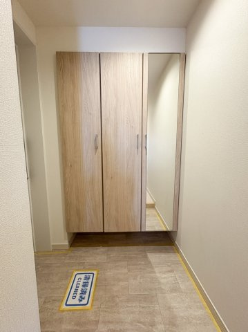 ライオンズシティ東京根岸の玄関|ライオンズシティ東京根岸：玄関横には姿見が付いているので、お出かけ前のチェックもスムーズです！