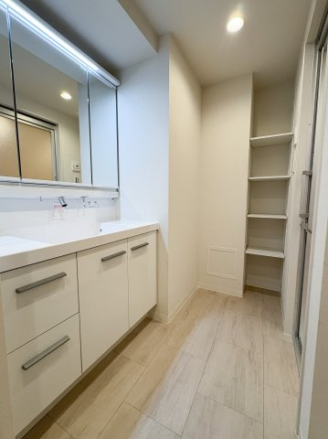 ライオンズシティ東京根岸の独立洗面台|ライオンズシティ東京根岸：収納力のある三面鏡付き洗面化粧台です！
