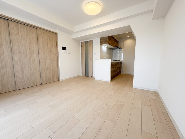 ライオンズシティ東京根岸の居間・リビング|ライオンズシティ東京根岸：白や木目を基調としたリビングダイニングキッチンです！