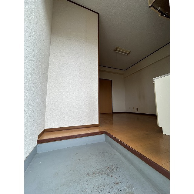 西山マンションの玄関