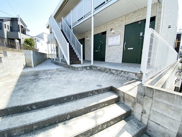 藤沢市亀井野のアパートのエントランス