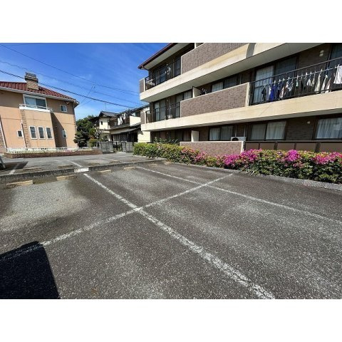ロイヤルパレス湯川の駐車場
