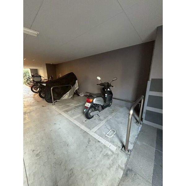 プレサンスTHE栄　名古屋市賃貸　仲介手数料無料の駐車場