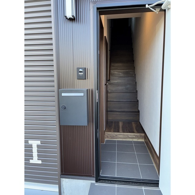 ガレージハウスＦＵＪＩＰＩＴの玄関