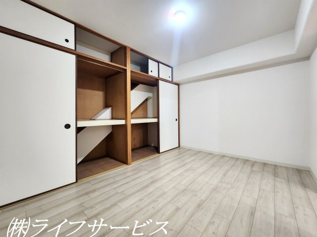 【洋室】 | エバーグリーン淀川２号館 | 洋室5.7帖/天袋付押入有