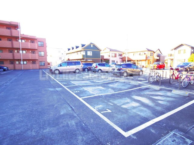 クレールはけの原の駐車場