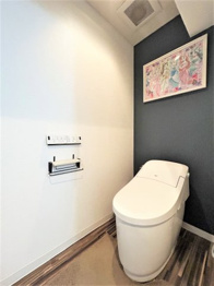 温水洗浄便座付トイレは温水洗浄機能により、暖かい水でおしりを洗浄することができ、冷たい水を使う従来の便座に比べ、温水洗浄機能で暖かいトイレを提供し、快適な使用を可能にします。