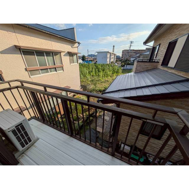 三島市中のアパートのバルコニー
