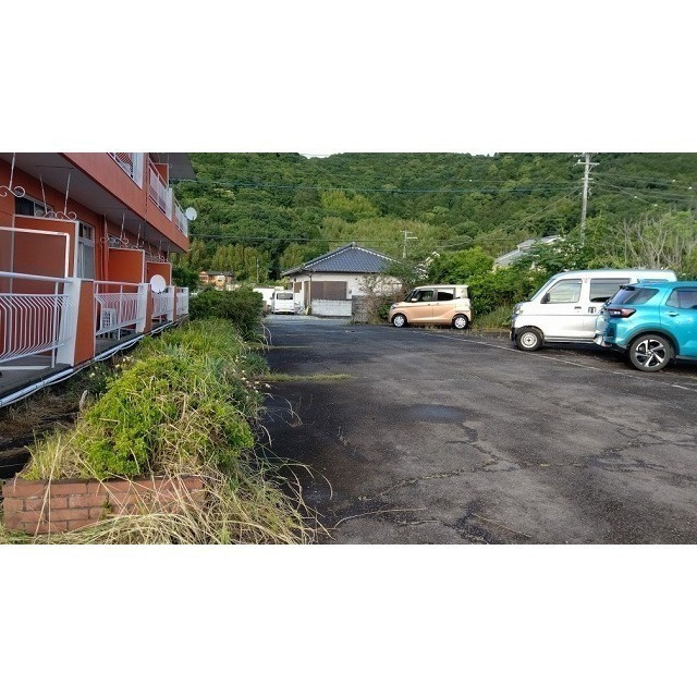 富士見コーポの駐車場|西から