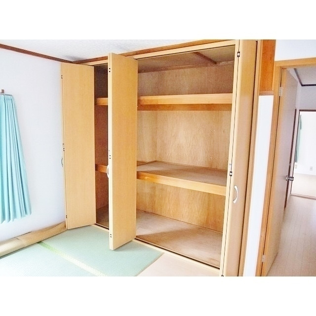 ホーム柏谷　Ⅱの収納|東側6帖・収納