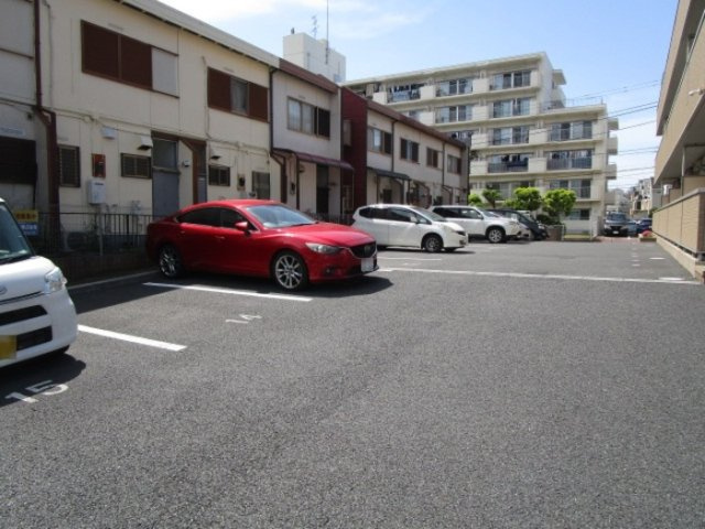 シャルマンドミールの駐車場