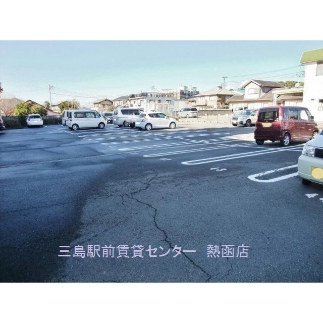 メゾンミタの駐車場