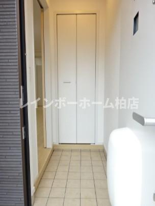 担当エリアのルームアドバイザーが直接対応いたしますの玄関|明るい玄関です