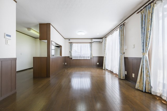 岐阜市東島三丁目戸建の居間・リビング