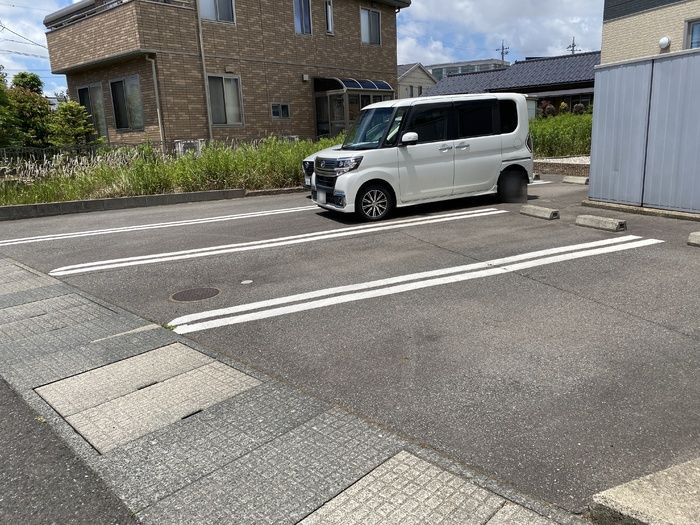 フラッツ ブリーゼの駐車場