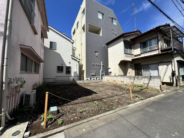 練馬区春日町2丁目　ZEH水準省エネ新築戸建の前面道路含む現地写真|2026年8月下旬撮影