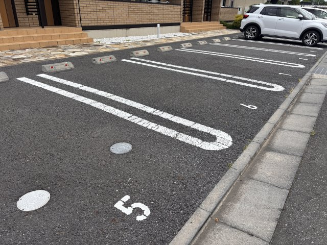 グランシャリオ B棟の駐車場