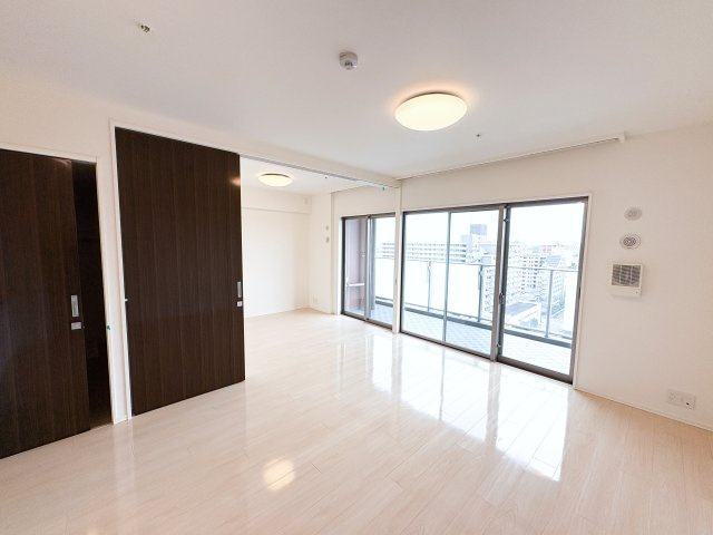 シティテラス東陽町の居間・リビング|シティテラス東陽町：リビングからバルコニーへ出ることができます！