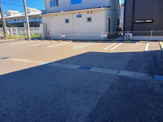 ノムラ・シュロスＢの駐車場