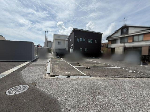 高知市愛宕町2丁目　中古戸建ての前面道路含む現地写真