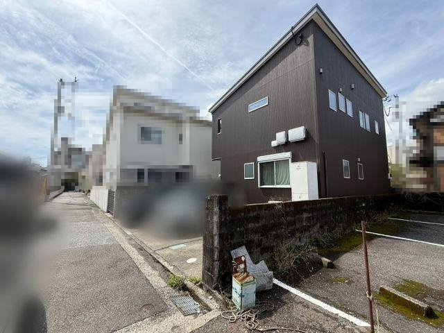 高知市愛宕町2丁目　中古戸建ての前面道路含む現地写真