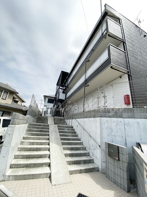藤沢市本町３丁目のアパートのエントランス
