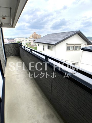【バルコニー】 | グランドコーポ甲子園 | 外からの目が気にならないバルコニーで洗濯物が干せます