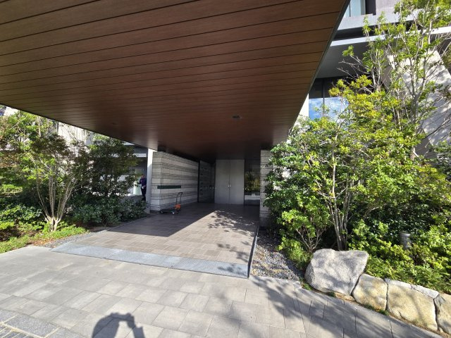 アイランドシティオーシャン&フォレストタワーレジデンスW のロビー|屋根があるロビー☆雨の日など雨に濡れることなく乗り降りできます☆